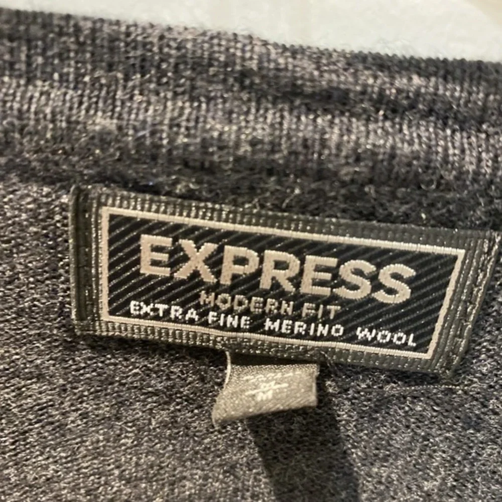 Express dark gray merino wool v-neck long sleeve sweater - medium            812